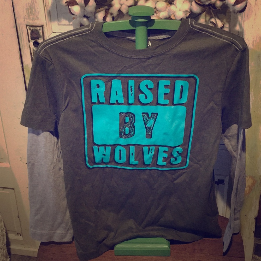 🎃Boys .. Raised by Wolves size 10-12..